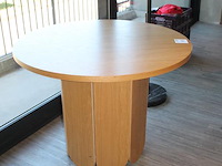 Ronde houten tafel met doorsnede 98 cm. hoogte 74 cm. - afbeelding 2 van  2