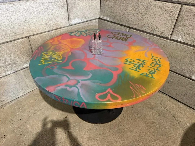 Ronde restauranttafel "graffiti" - afbeelding 2 van  9
