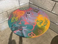 Ronde restauranttafel "graffiti" - afbeelding 3 van  9