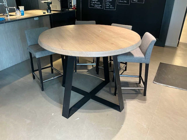 Ronde tafel met stalen onderstel - afbeelding 1 van  3