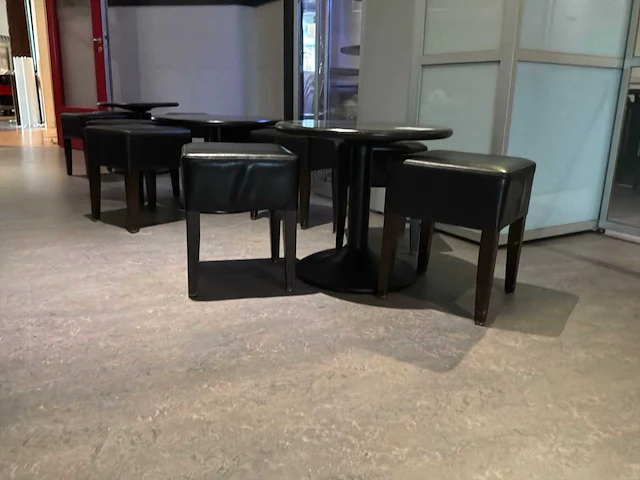 Ronde tafels met kruk (3x) - afbeelding 2 van  5