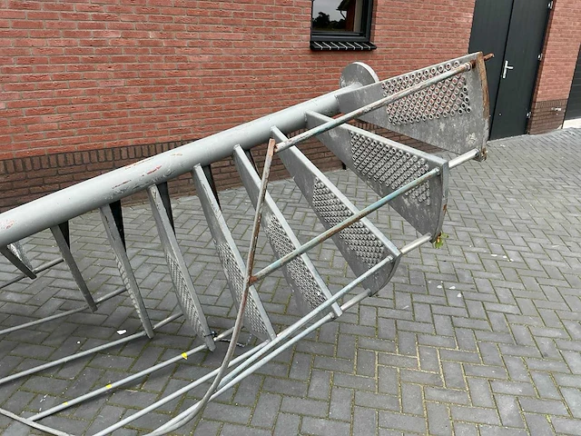 Ronde vaste trap - afbeelding 5 van  6