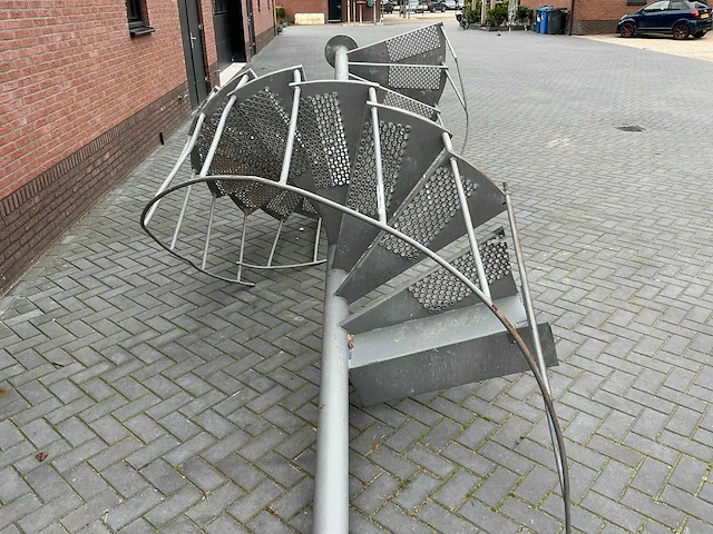 Ronde vaste trap - afbeelding 6 van  6