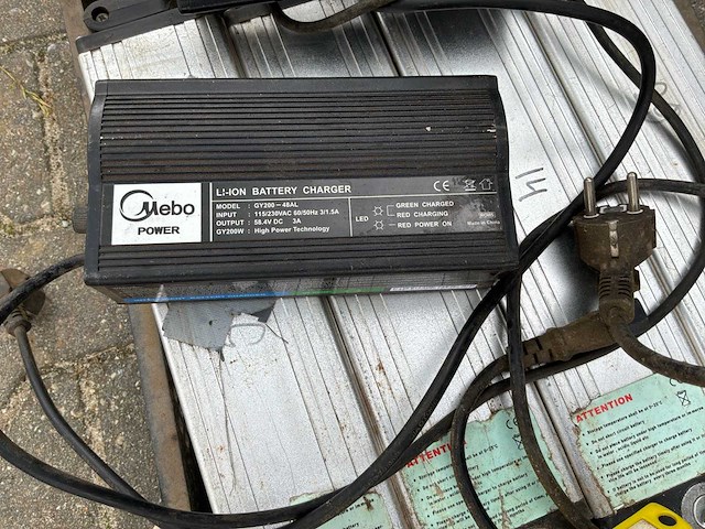 Rood runner swing elektrische driewieler - afbeelding 14 van  26
