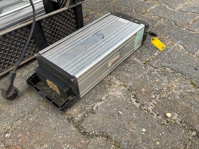 Rood runner swing elektrische driewieler - afbeelding 18 van  26