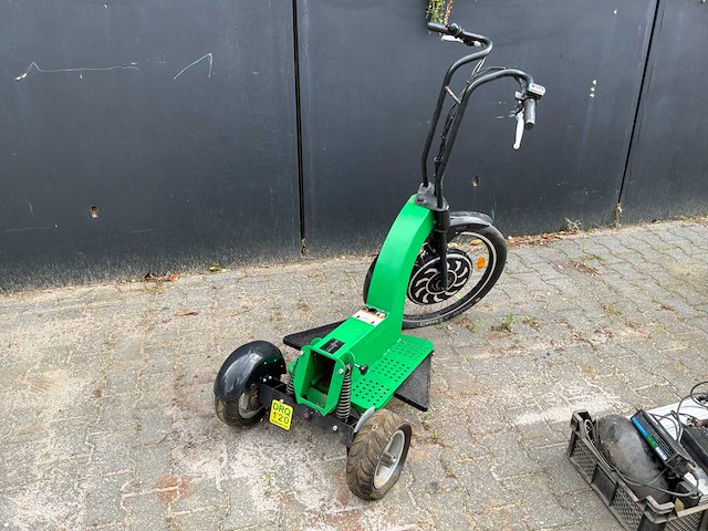Rood runner swing elektrische driewieler - afbeelding 4 van  25