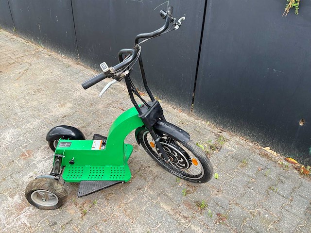 Rood runner swing elektrische driewieler - afbeelding 6 van  25