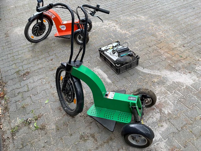Rood runner swing elektrische driewieler - afbeelding 7 van  25