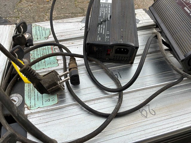 Rood runner swing elektrische driewieler - afbeelding 18 van  25