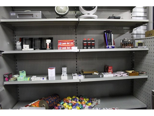 Rookgerelateerde artikelen op twee schappen w.o. shagrollers, filters, aanstekers, zippo benzine, zippo vuu... - afbeelding 1 van  4