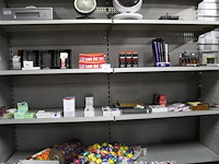 Rookgerelateerde artikelen op twee schappen w.o. shagrollers, filters, aanstekers, zippo benzine, zippo vuu... - afbeelding 1 van  4