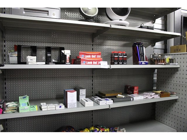 Rookgerelateerde artikelen op twee schappen w.o. shagrollers, filters, aanstekers, zippo benzine, zippo vuu... - afbeelding 2 van  4
