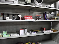 Rookgerelateerde artikelen op twee schappen w.o. shagrollers, filters, aanstekers, zippo benzine, zippo vuu... - afbeelding 2 van  4