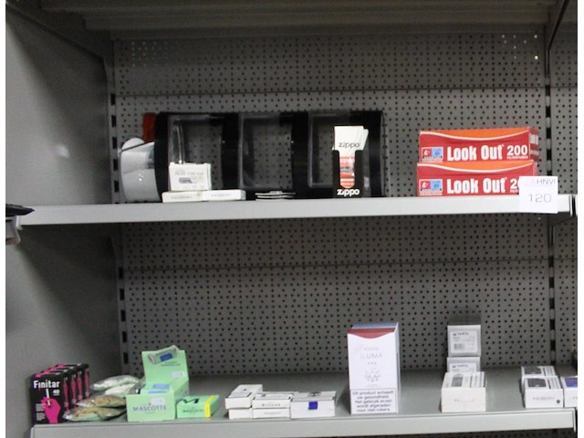 Rookgerelateerde artikelen op twee schappen w.o. shagrollers, filters, aanstekers, zippo benzine, zippo vuu... - afbeelding 3 van  4