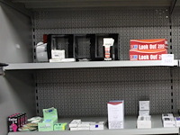 Rookgerelateerde artikelen op twee schappen w.o. shagrollers, filters, aanstekers, zippo benzine, zippo vuu... - afbeelding 3 van  4