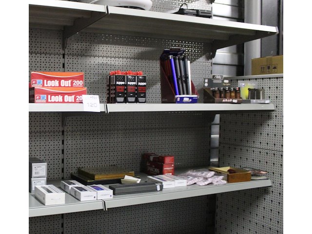 Rookgerelateerde artikelen op twee schappen w.o. shagrollers, filters, aanstekers, zippo benzine, zippo vuu... - afbeelding 4 van  4