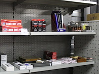 Rookgerelateerde artikelen op twee schappen w.o. shagrollers, filters, aanstekers, zippo benzine, zippo vuu... - afbeelding 4 van  4