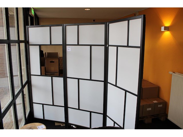 Roomdivider met doorgeefluik. 3-delig. afmeting ca. 210 x 180 cm. - afbeelding 1 van  3