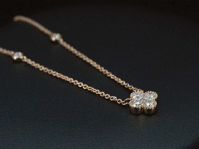 Rosegouden collier met diamanten klaver hanger - afbeelding 6 van  7