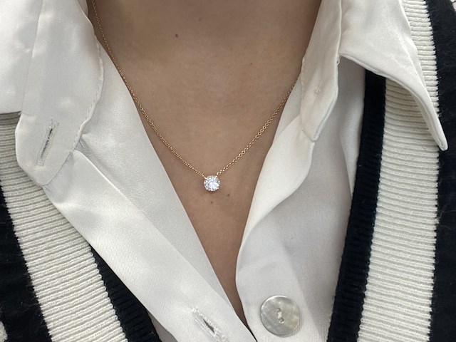 Rosegouden collier met een briljant geslepen diamant van 1.00 carat, excl. ketting - afbeelding 4 van  11