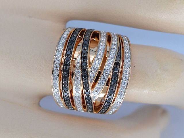 Rosegouden design ring met witte en zwarte briljanten diamanten - afbeelding 4 van  10