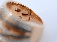 Rosegouden design ring met witte en zwarte briljanten diamanten - afbeelding 9 van  10