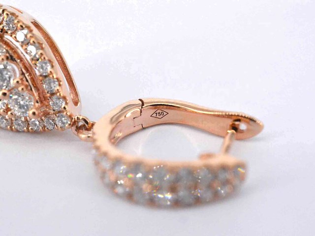 Rosegouden druppelvormige oorhangers met briljant geslepen diamanten - afbeelding 7 van  9