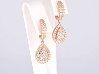 Rosegouden druppelvormige oorhangers met briljant geslepen diamanten - afbeelding 4 van  9