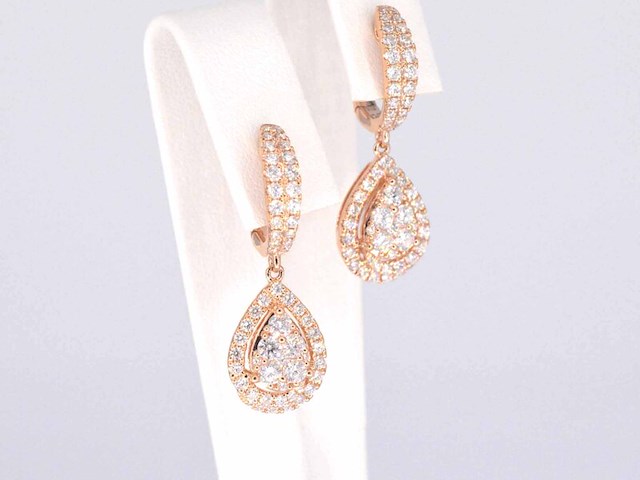 Rosegouden druppelvormige oorhangers met briljant geslepen diamanten - afbeelding 4 van  7