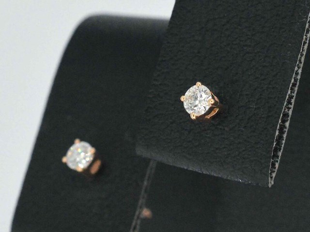 Rosegouden oorbellen met diamant - afbeelding 7 van  10