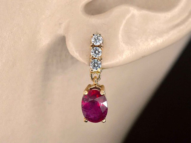 Rosegouden oorbellen met robijnen en diamanten - afbeelding 2 van  6