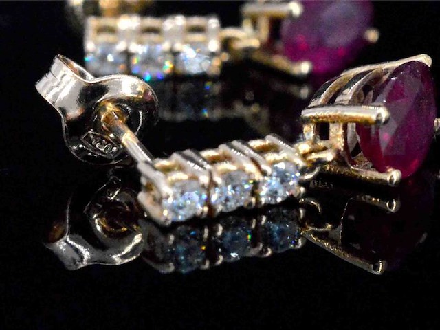 Rosegouden oorbellen met robijnen en diamanten - afbeelding 6 van  6