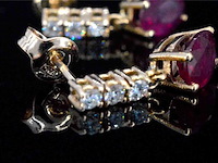 Rosegouden oorbellen met robijnen en diamanten - afbeelding 6 van  6