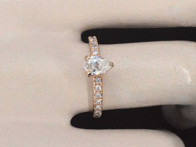 Rosegouden ring met een peer geslepen diamant - afbeelding 2 van  11