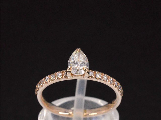 Rosegouden ring met een peer geslepen diamant - afbeelding 1 van  11