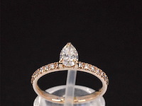 Rosegouden ring met een peer geslepen diamant - afbeelding 1 van  11