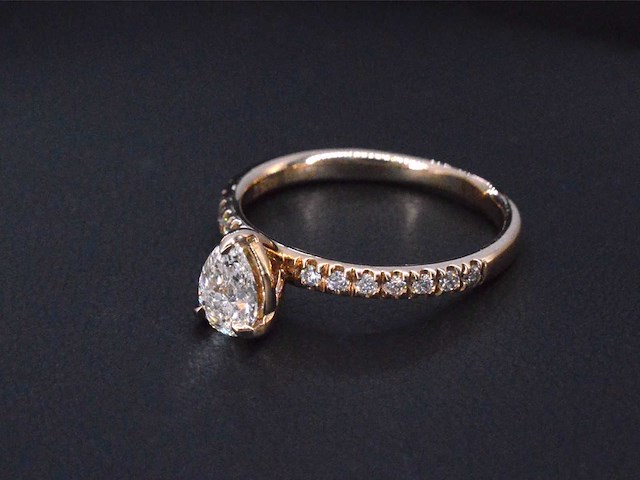 Rosegouden ring met een peer geslepen diamant - afbeelding 11 van  11