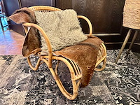 Rotan fauteuil met koeienhuid en kussen - afbeelding 1 van  3