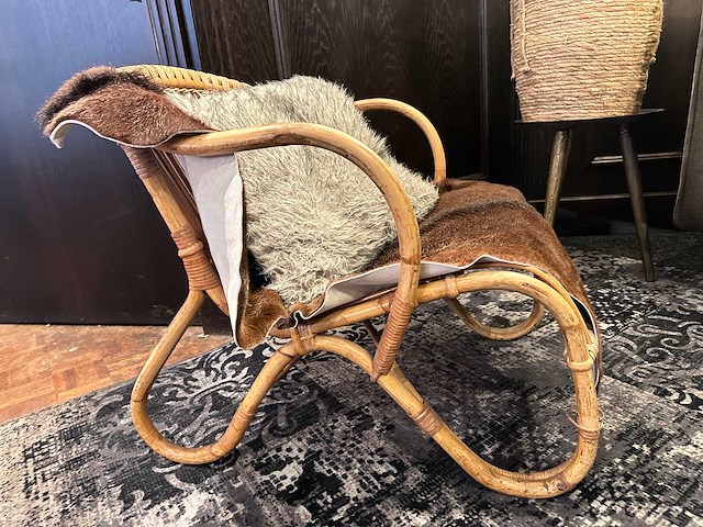 Rotan fauteuil met koeienhuid en kussen - afbeelding 2 van  3