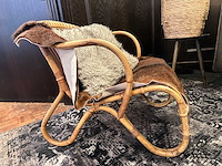Rotan fauteuil met koeienhuid en kussen - afbeelding 2 van  3