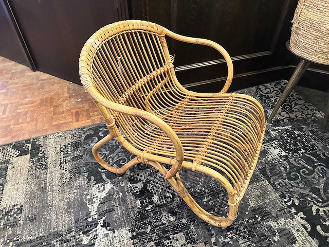 Rotan fauteuil met koeienhuid en kussen - afbeelding 3 van  3