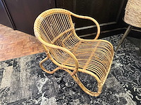 Rotan fauteuil met koeienhuid en kussen - afbeelding 3 van  3