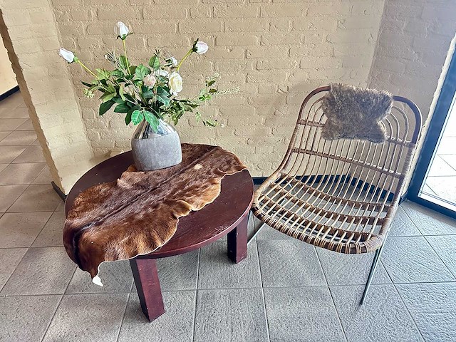 Rotan stoel met salontafel - afbeelding 1 van  4