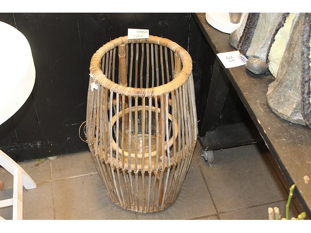 Rotan windlicht met hoogte 62 cm. - afbeelding 1 van  2