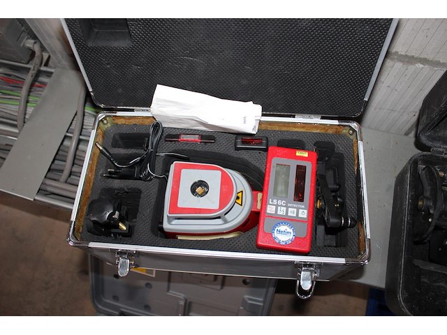 Roterend laser vector 300hv met ontvanger in koffer met accessoires. - afbeelding 5 van  5