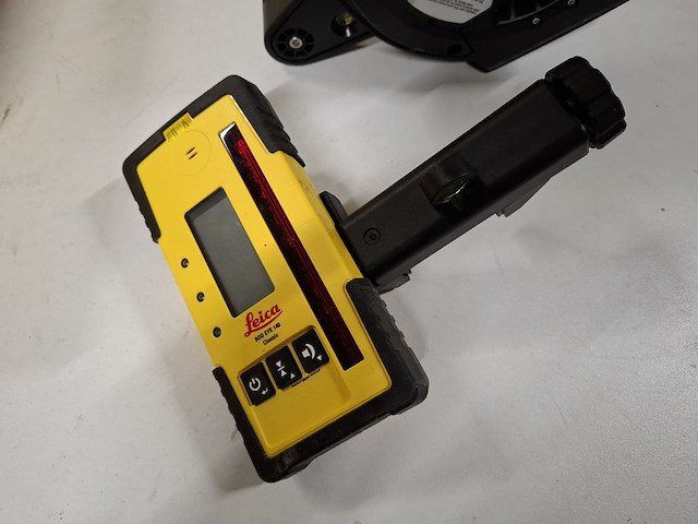 Roterende laser zelfstellend horizontaal leica, rugby 810, bouwjaar 2014 - afbeelding 10 van  10