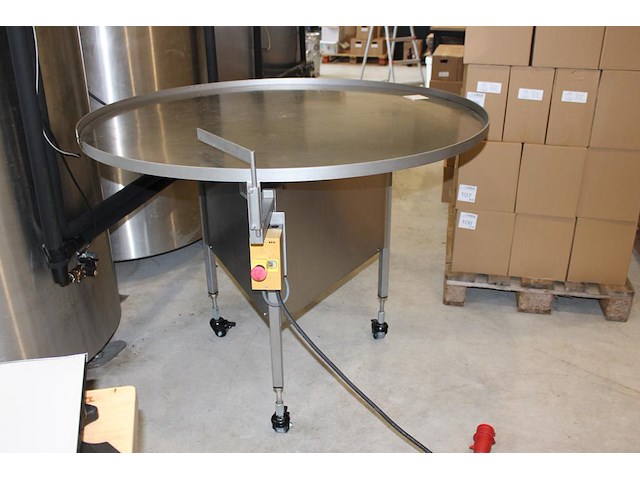 Roterende rvs flessentafel de groot. diameter 125 cm. let op: kavel is onderdeel van combinatiekavel k001. onderdeel van combinatiekavel complete mini brouwerijopstelling bestaande uit brouwhuis, 8 gistingstanks (deels gevuld), bottellijn, pompen, warmtewisselaar, natte lijn etiketteermachine en chiller - afbeelding 1 van  2