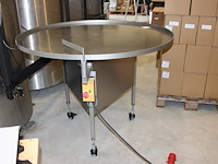 Roterende rvs flessentafel de groot. diameter 125 cm. let op: kavel is onderdeel van combinatiekavel k001. onderdeel van combinatiekavel complete mini brouwerijopstelling bestaande uit brouwhuis, 8 gistingstanks (deels gevuld), bottellijn, pompen, warmtewisselaar, natte lijn etiketteermachine en chiller - afbeelding 1 van  2