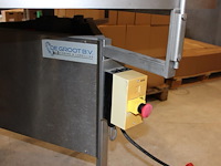 Roterende rvs flessentafel de groot. diameter 125 cm. let op: kavel is onderdeel van combinatiekavel k001. onderdeel van combinatiekavel complete mini brouwerijopstelling bestaande uit brouwhuis, 8 gistingstanks (deels gevuld), bottellijn, pompen, warmtewisselaar, natte lijn etiketteermachine en chiller - afbeelding 2 van  2