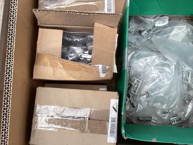 Roto, reynaers, sobinco partij diverse glassteunen en hoekstukken - afbeelding 5 van  41
